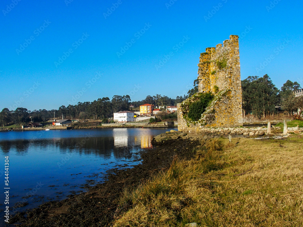 Torres de Oeste. Complejo defensivo construido para defender las costas de esta zona de España de los ataques vikingos. Catoira, Galicia, España.
