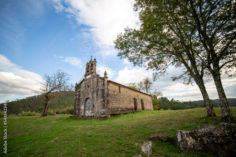 Capilla del Dulce Nombre de Jesús (siglo XVIII). Se encuentra en el alto donde se asienta el castro de Troña. Galicia, España.