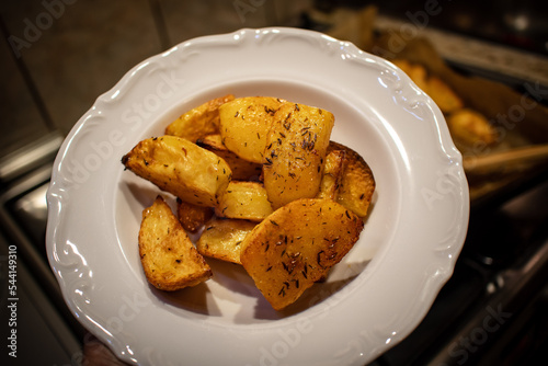 Pieczone ziemniaki na obiad, kolacje. Kartofle. Solanum tuberosum L. 