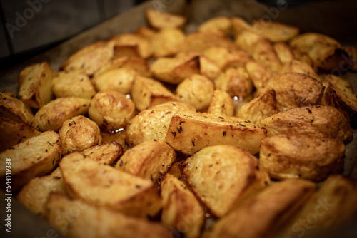 Pieczone ziemniaki na obiad, kolacje. Kartofle. Solanum tuberosum L. 