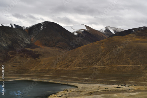 Wallpaper Mural Pangong Tso to Tso Moriri route diverges from Chusul and leads to Kaksang La, Horala, and Mahe.
Kaksang La is a high mountain pass at an elevation of 5.436m (17834ft) above the sea level. Torontodigital.ca