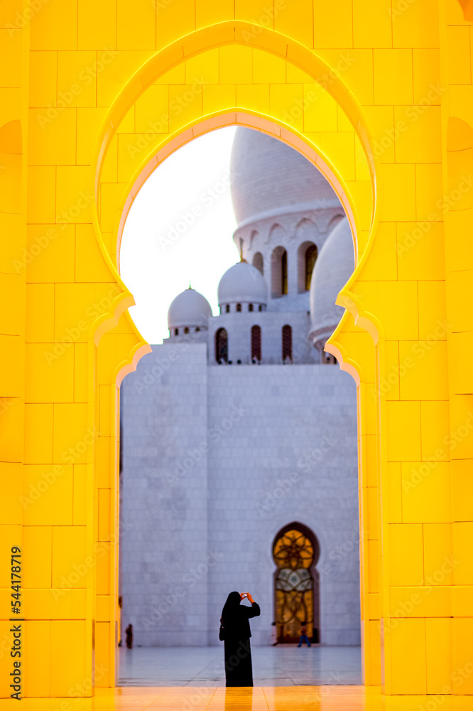 Fototapeta premium Grand Mosque in Abu Dhabi. Beautiful arab architecture. Sheikh Zayed Mosque