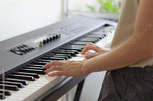 電子ピアノを弾く女性 photo