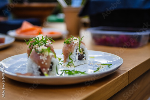 Obraz na płótnie Przygotowywanie sushi w salonie