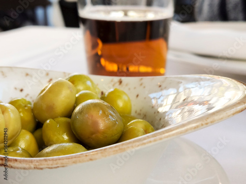 Caña y tapa: aceitunas, cerveza y pan.