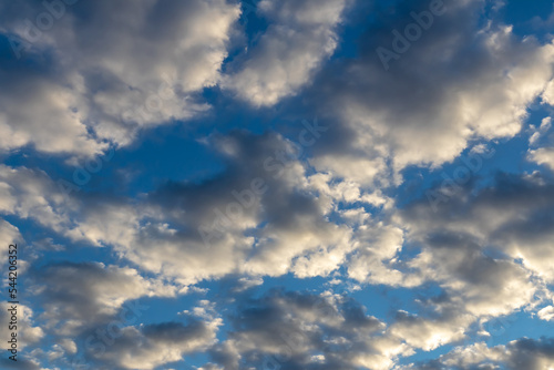 Fotografie Gray white puffy stratus clouds