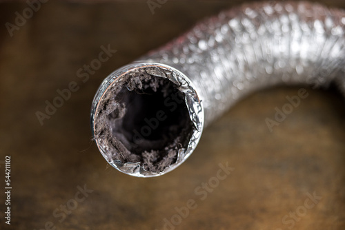Foto A dirty laundry flexible aluminum dryer vent duct ductwork filled with lint, dus