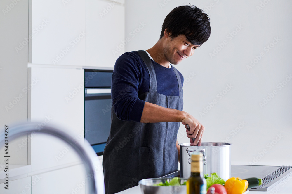 キッチンで料理する男性 キッチンで料理する男性
