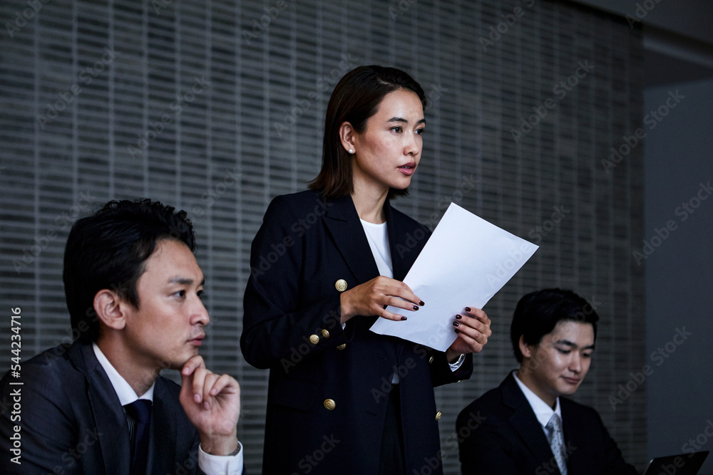 会議室でプレゼンするビジネスウーマン 会議室でプレゼンするビジネスウーマン