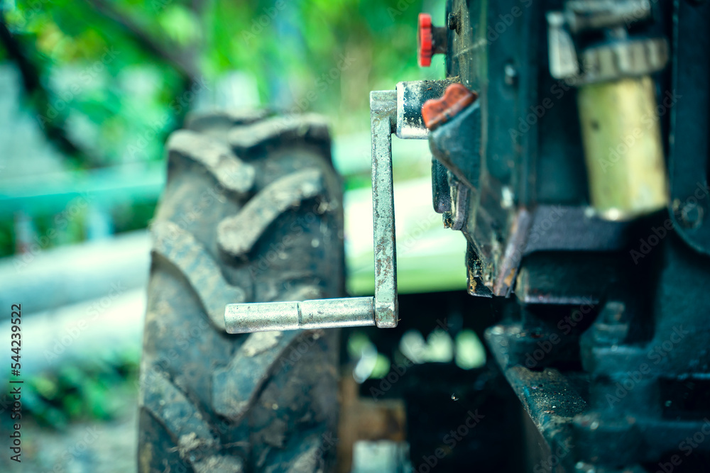 Crooked starter for starting the engine of a walkbehind tractor close