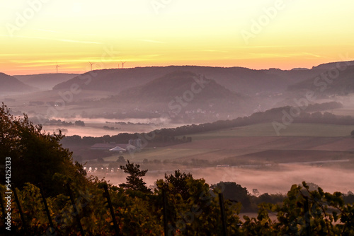 Bezaubernder Sonnenaufgang am frühen Morgen über Hammelburg, Nebelschleier liegt im Tal, Elfershausen bei Bad Kissingen, Franken, Bayern, Deutschland