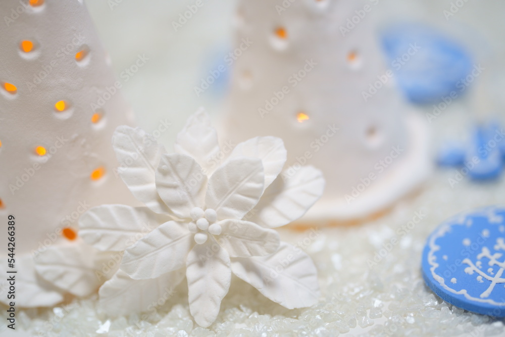手作りのクリスマス装飾 　白いランタンとポインセチア