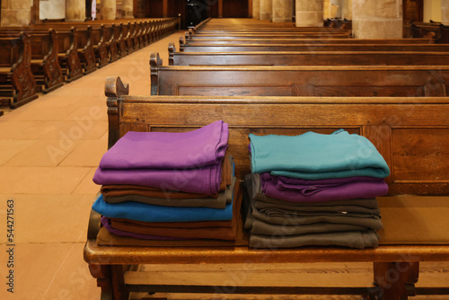 Kirchenbänke mit Wolldecken © normankrauss