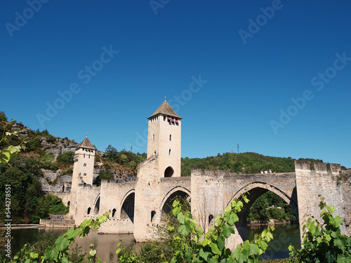 Cahors en Occitanie. Pont Valentré ou pont du Diable, architecture médiévale avec ses trois tours fortifiées et ses arches gothiques franchissant le Lot photo