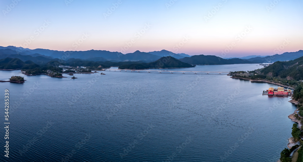 Fototapeta premium The beautiful natural scenery of Qiandao Lake, Zhejiang Province, China
