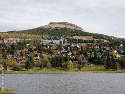 Village de Super-Besse et le lac des Hermines. Puy-de- Dôme, Auvergne, France