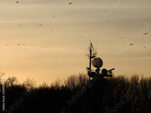 System antenowy nawigacji morskiej. Radar morski i lądowego oraz anteny łączności radiowej.