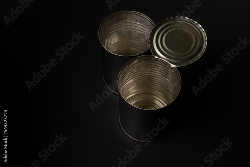 Foto empty open tin cans