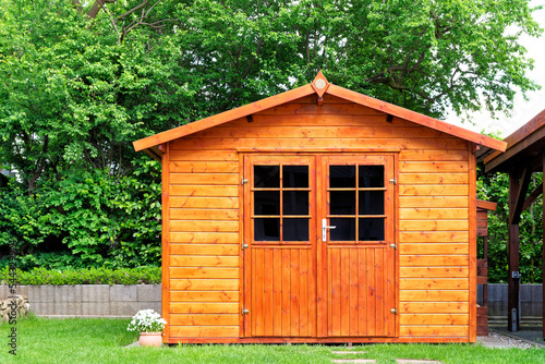Fotografia Frontal view of wooden garden shed in a summer