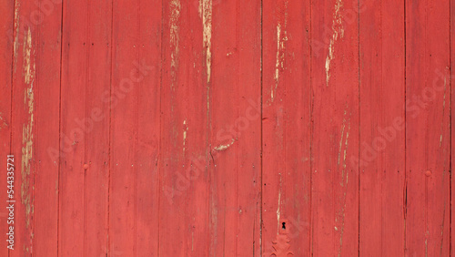 Tablones de madera pintado de rojo deteriorado