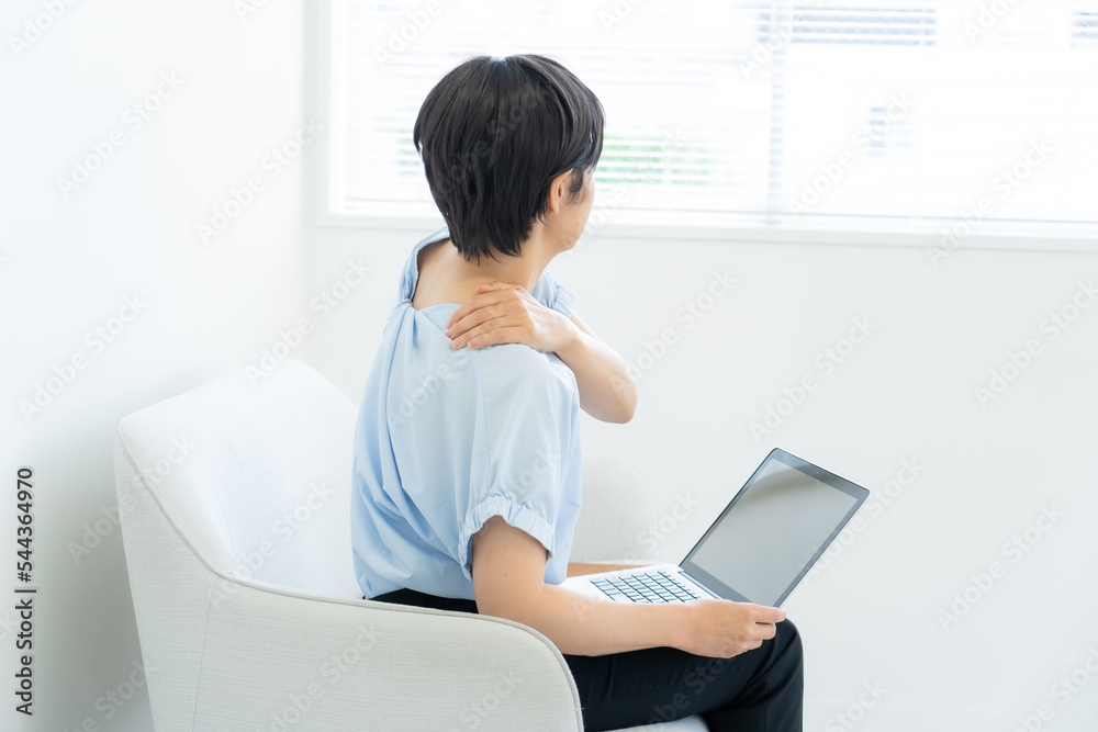 肩こりの女性