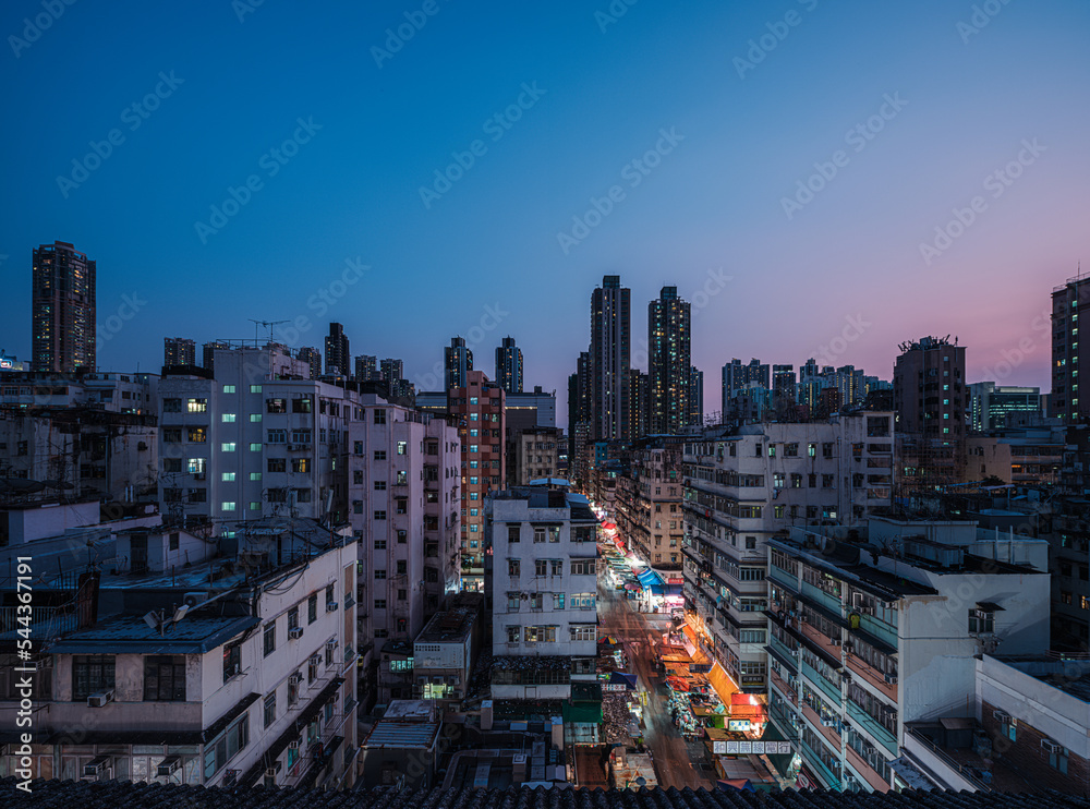 Obraz premium HONG KONG - July 28: Main street with many stalls in Sham Shui Po, Hong Kong on July 28, 2022. It is one of the poor district in Hong Kong.