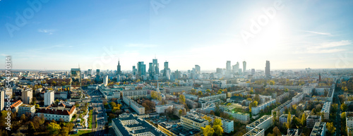 Piękny panoramiczny widok z drona na centrum nowoczesnej Warszawy z sylwetkami drapaczy chmur. Na pierwszym planie Muranów – zielona dzielnica Warszawy. Jesienny krajobraz miasta. 