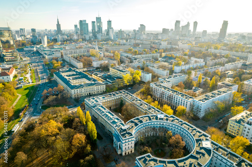 Piękny panoramiczny widok z drona na centrum nowoczesnej Warszawy z sylwetkami drapaczy chmur. Na pierwszym planie Muranów – zielona dzielnica Warszawy. Jesienny krajobraz miasta. 