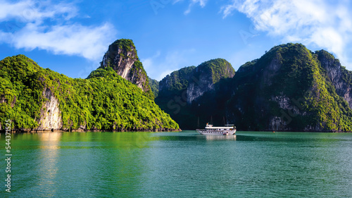 Tableau sur toile View of Ha Long Bay, Quang Ninh Province, Vietnam
