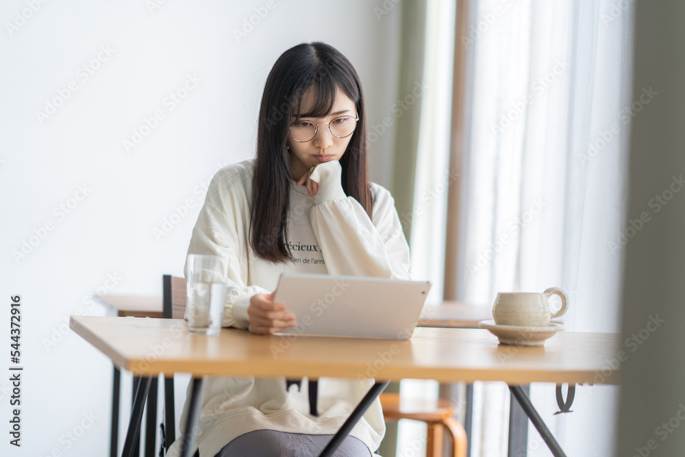 タブレットを持つ学生