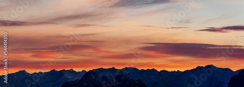 Panoramablicke bei Sonnenuntergang von einem Berg