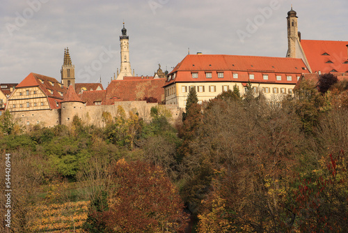Goldener Oktober im Taubertal  Blick von der Kobolzeller Steige auf Rothenburg mit St. Jakob  Rathausturm und Johanniskirche