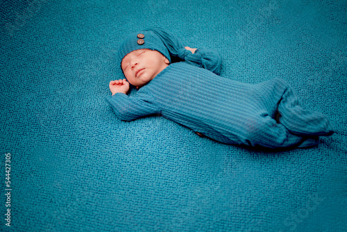 Fotografia, Obraz Fotografia de un bebé recien nacido recostado sobre una tela azul
