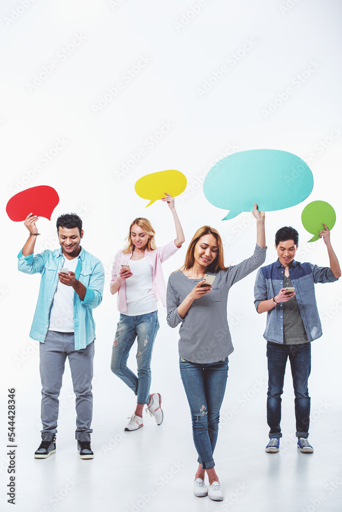 Naklejka premium Students with speech bubbles and gadgets