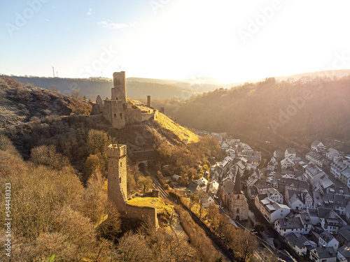 Löwenburg und Philippsburg die beiden Burgruinen von Monreal an einem sonnigen Herbstmorgen