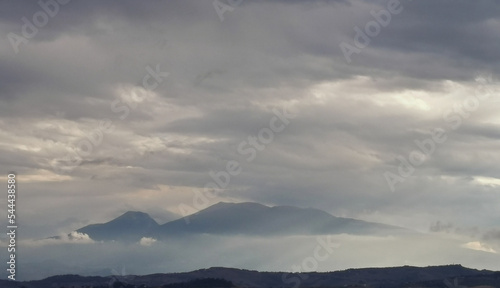 Monti Appennini avvolti di nebbie e nuvole e chiarori di sole