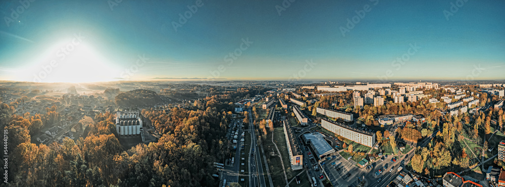 Miasto przemysłowe Jastrzębie-Zdrój na Śląsku w Polsce, panorama z lotu ptaka jesienią