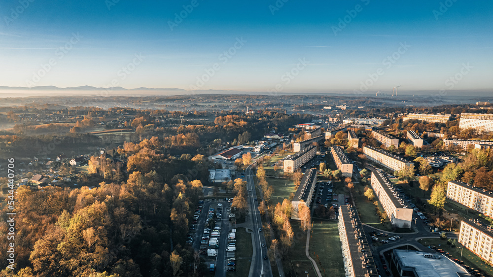 Miasto przemysłowe Jastrzębie-Zdrój na Śląsku w Polsce, panorama z lotu ptaka jesienią