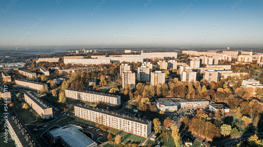 Miasto przemysłowe Jastrzębie-Zdrój na Śląsku w Polsce, panorama z lotu ptaka jesienią