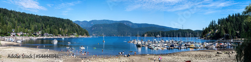 Murais de parede Panoramic view of the Deep Cove Beach in North Vancouver