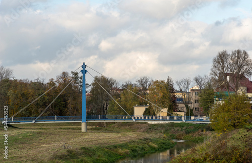 Most dla pieszych zawieszony na grubych stalowych linach . Widoki z jesiennego Ostrowca . photo