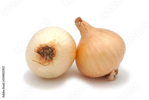 Deux oignons doux isolés sur fond blanc