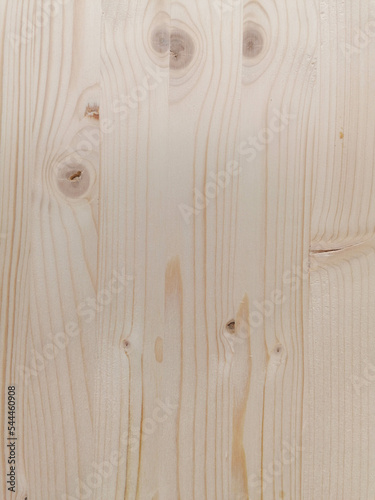 Fondo con detalle y textura de superficie de madera con vetas y nudos, en tonos claros