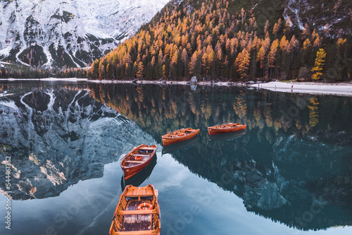 Foto Lago di Braies Pragser Wildsee Drone autumn fall Italy Boats and reflection