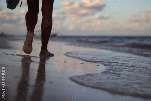 caminando en la arena