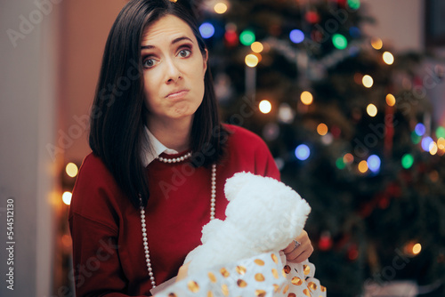 Obraz na płótnie Woman Unhappy with her Lousy Christmas Gift