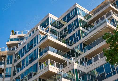 Photo Modern apartment buildings exteriors in sunny day