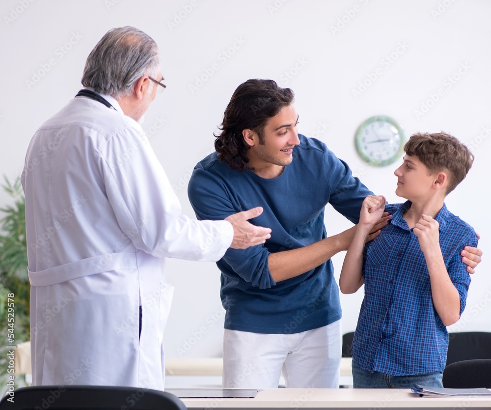 Obraz premium Young boy visiting doctor in hospital