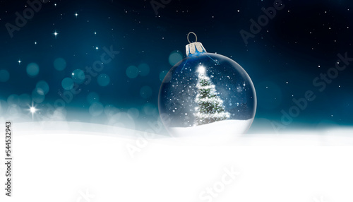 Durchsichtige Weihnachtskugel aus Glas  im Schnee