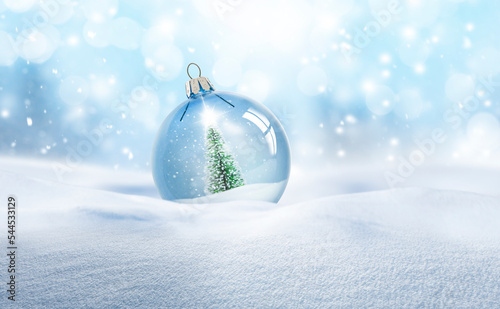 Durchsichtige Weihnachtskugel aus Glas  im Schnee